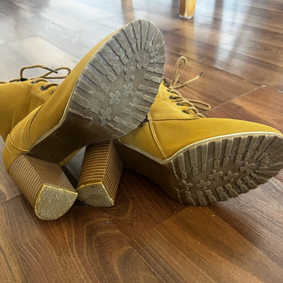 Boots - Picture 4 of 4